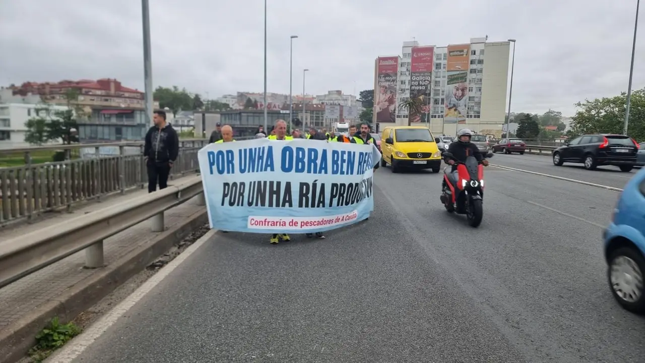 Mariscadores y mariscadoras de la r&iacute;a de O Burgo, en otra protesta. - COFRAD&Iacute;A DE PESCADORES DE A CORU&Ntilde;A