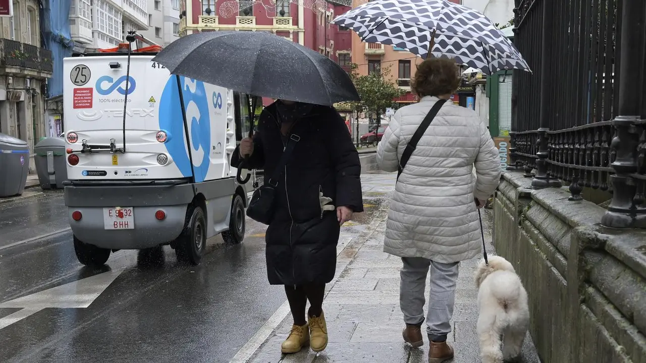 Dos personas se refugian del viento con paraguas - M. Dylan / Europa Press