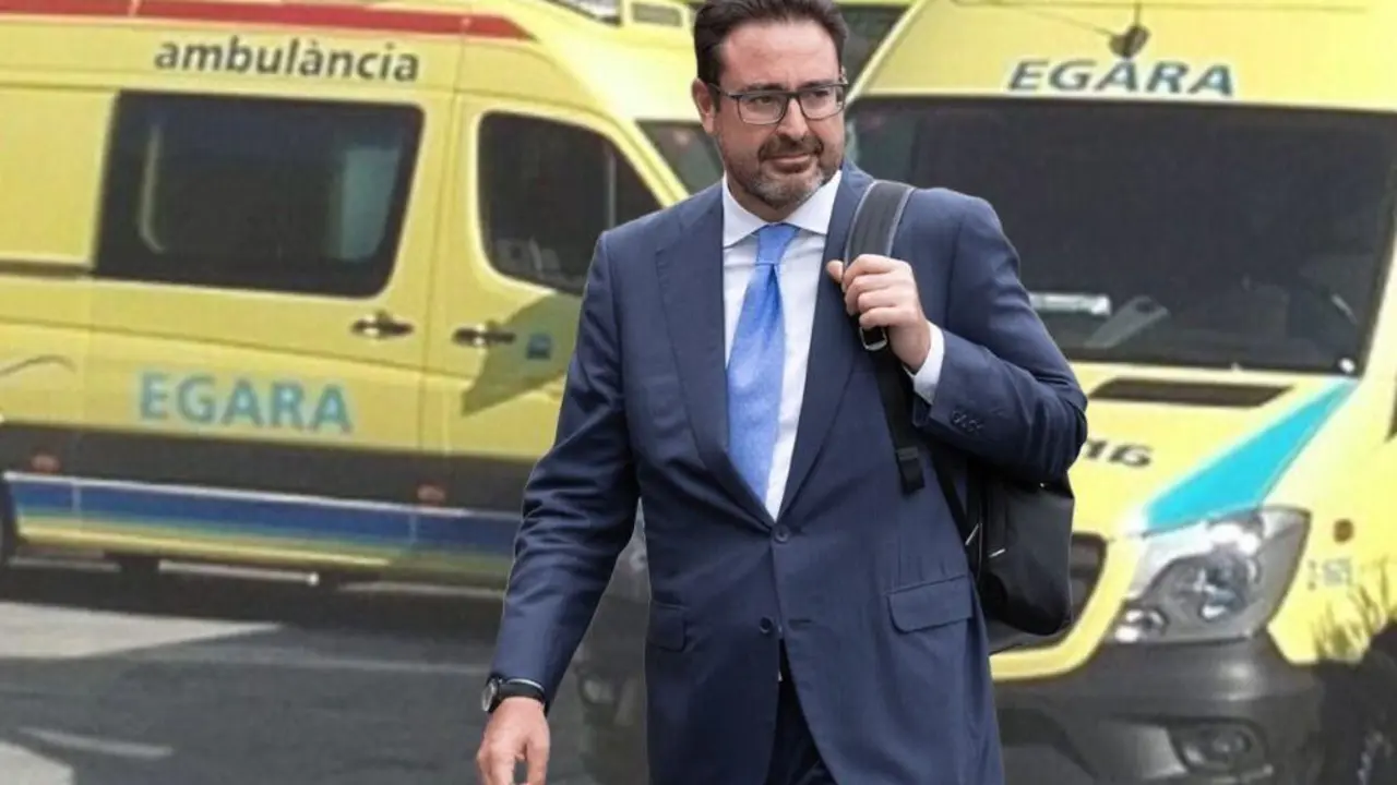 David Mad&iacute; frente ambulancias de Ambulancias Egara. - 