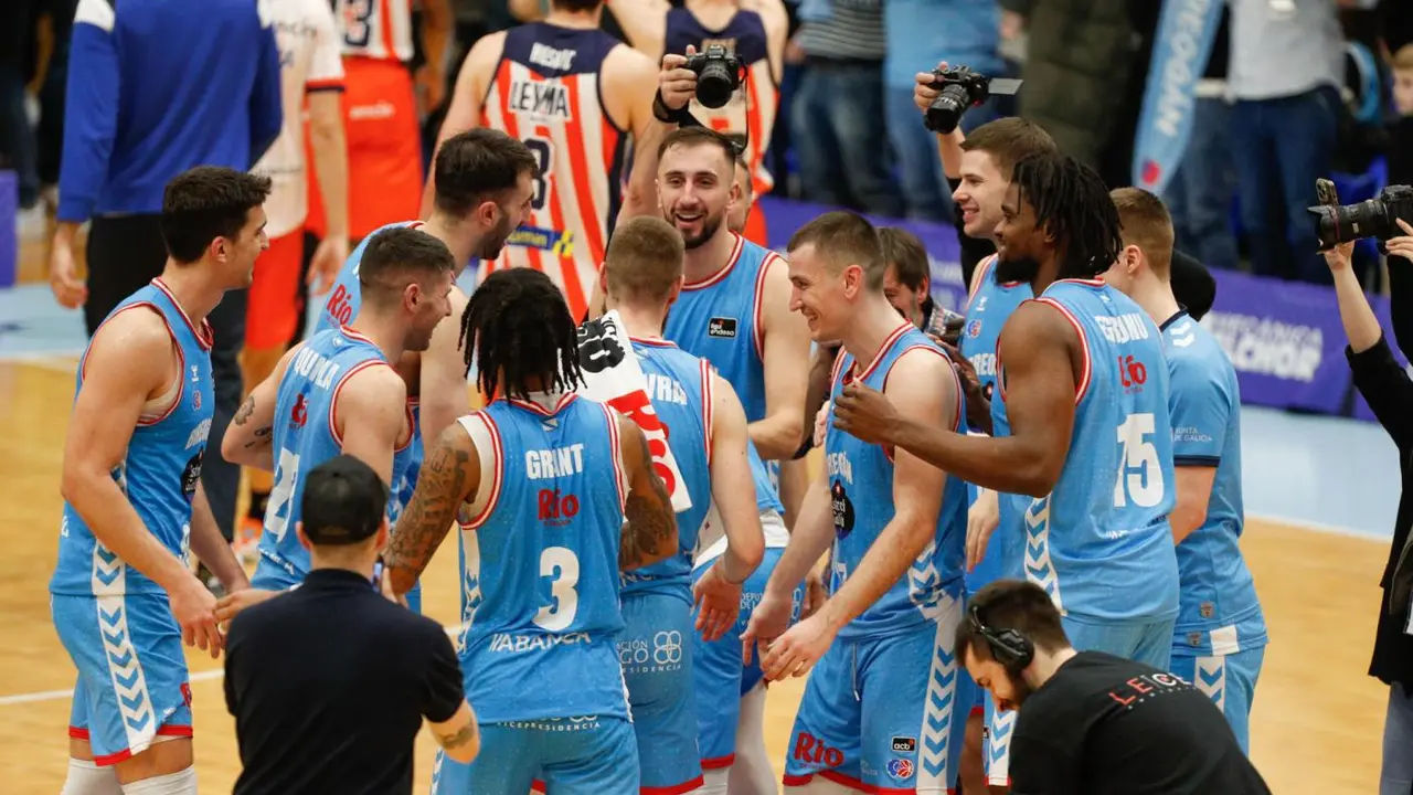 Los jugadores del R&iacute;o Breog&aacute;n celebran su victoria en el derbi gallego - ELISEO TRIGO / EFE