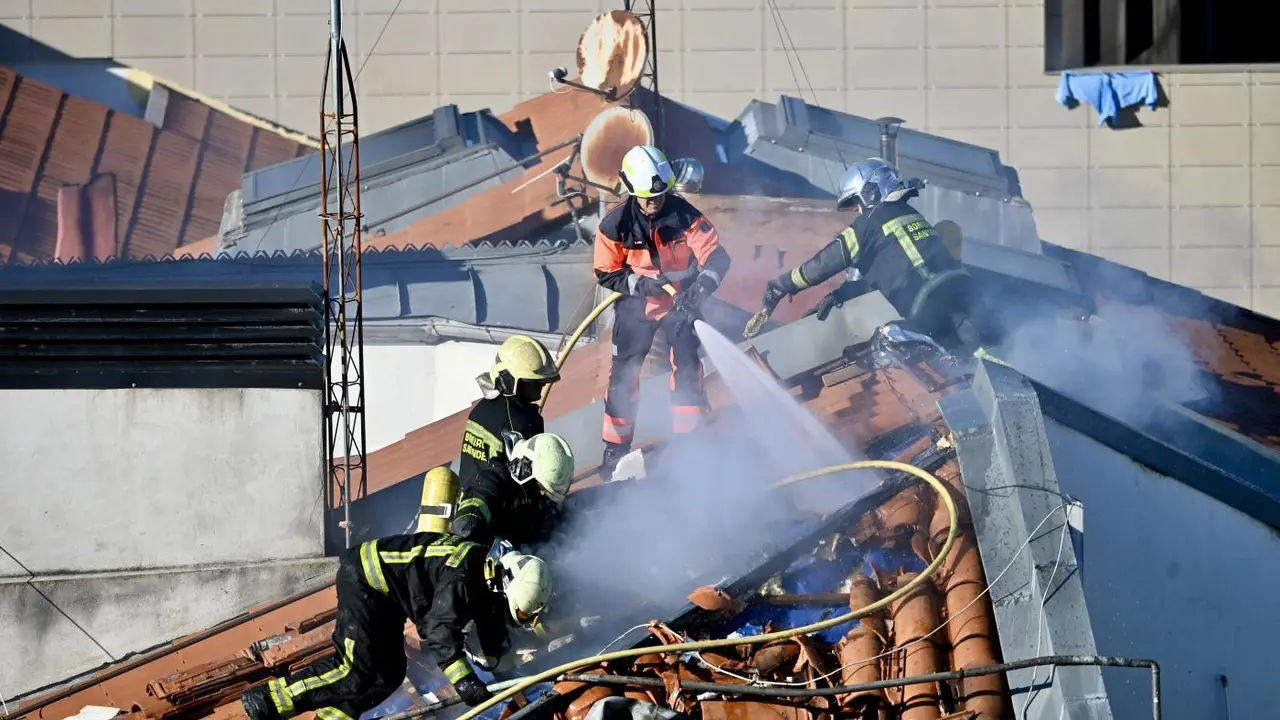 Varios bomberos trabajan en la extinci&oacute;n del incendio - Nacho Cubero / Europa Press