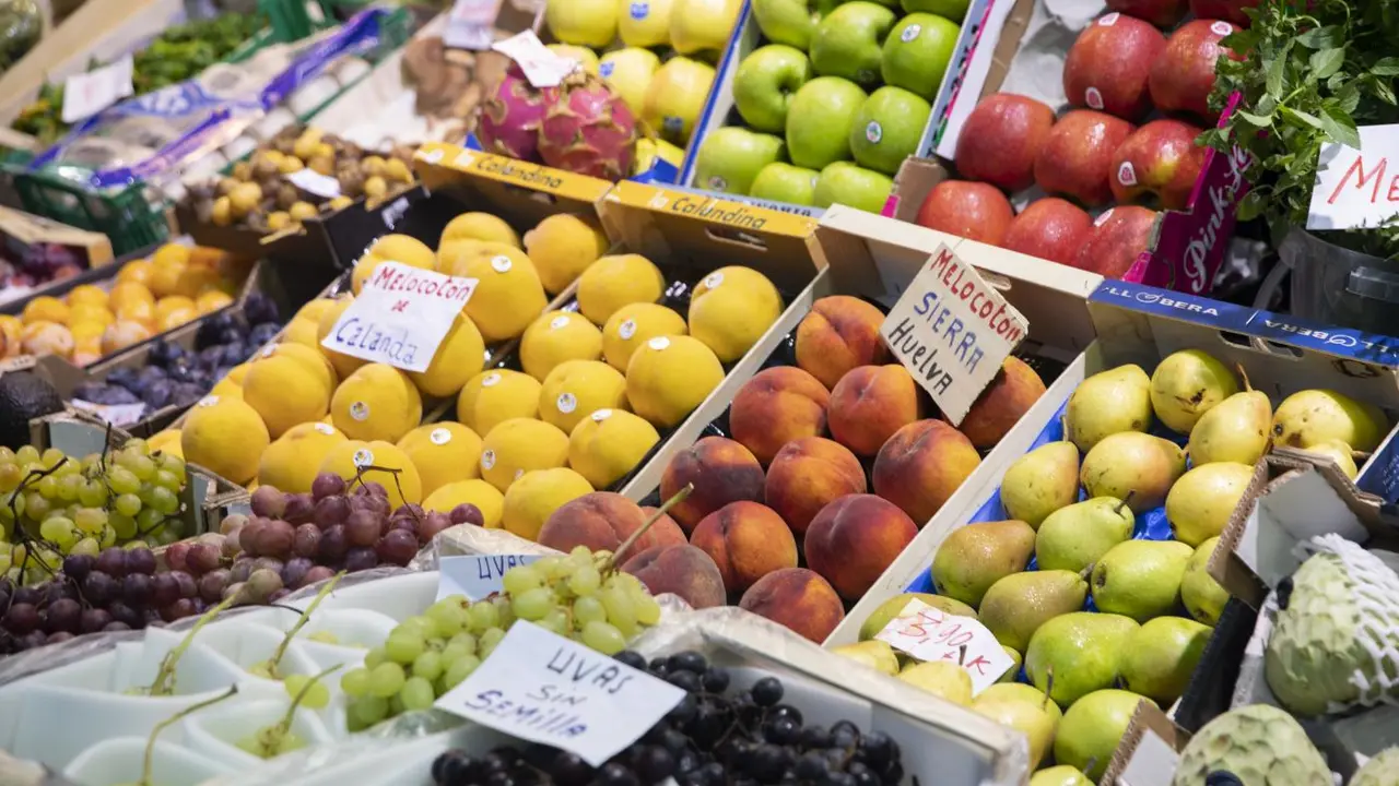Detalle de un puesto de frutas. - Europa Press