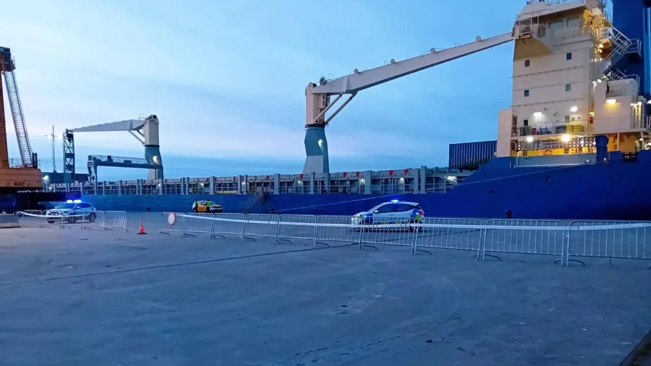 Un buque que transporta munici&oacute;n se refugia en Vigo - PUERTO DE VIGO