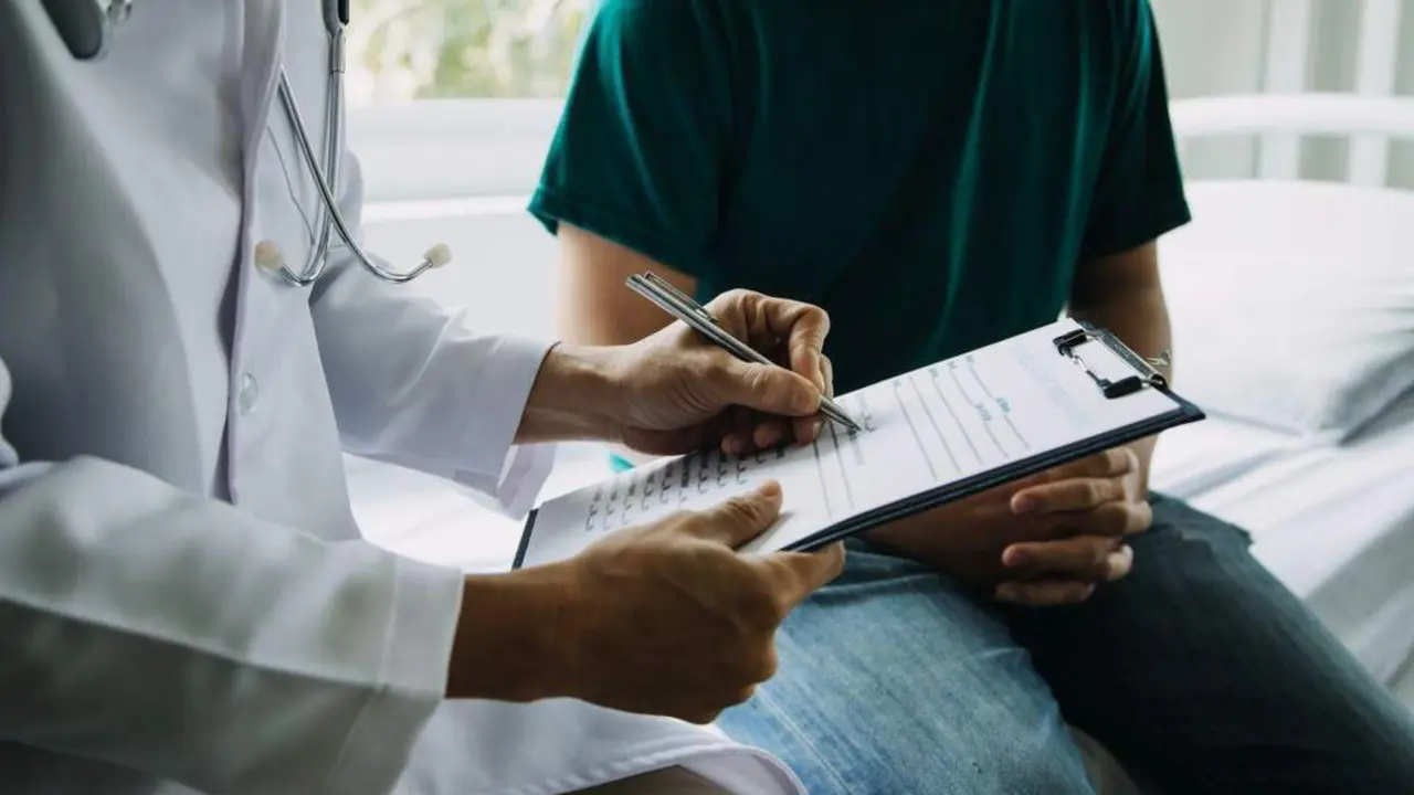 M&eacute;dico y paciente. - 123RF/armmypicca