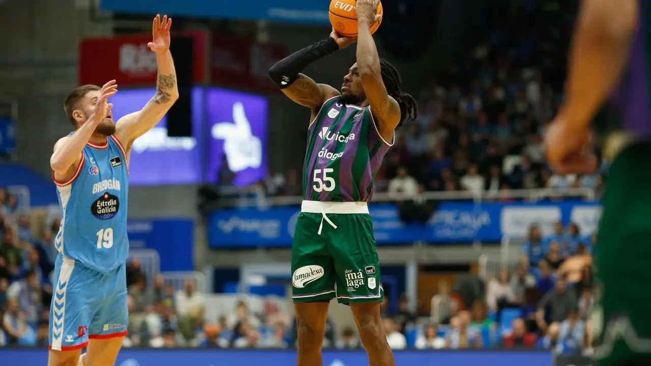 Perry lanza a canasta. - ACB Photo/Carlso Castro