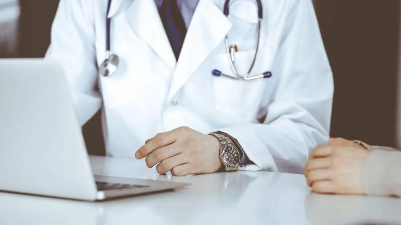 M&eacute;dico con un ordenador. - 123RF/akkamulator