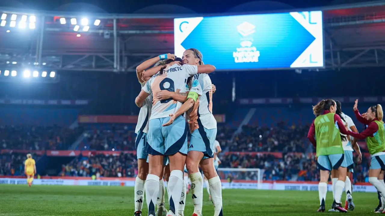 La selecci&oacute;n espa&ntilde;ola celebra un gol. - @SEFutbolFem / X
