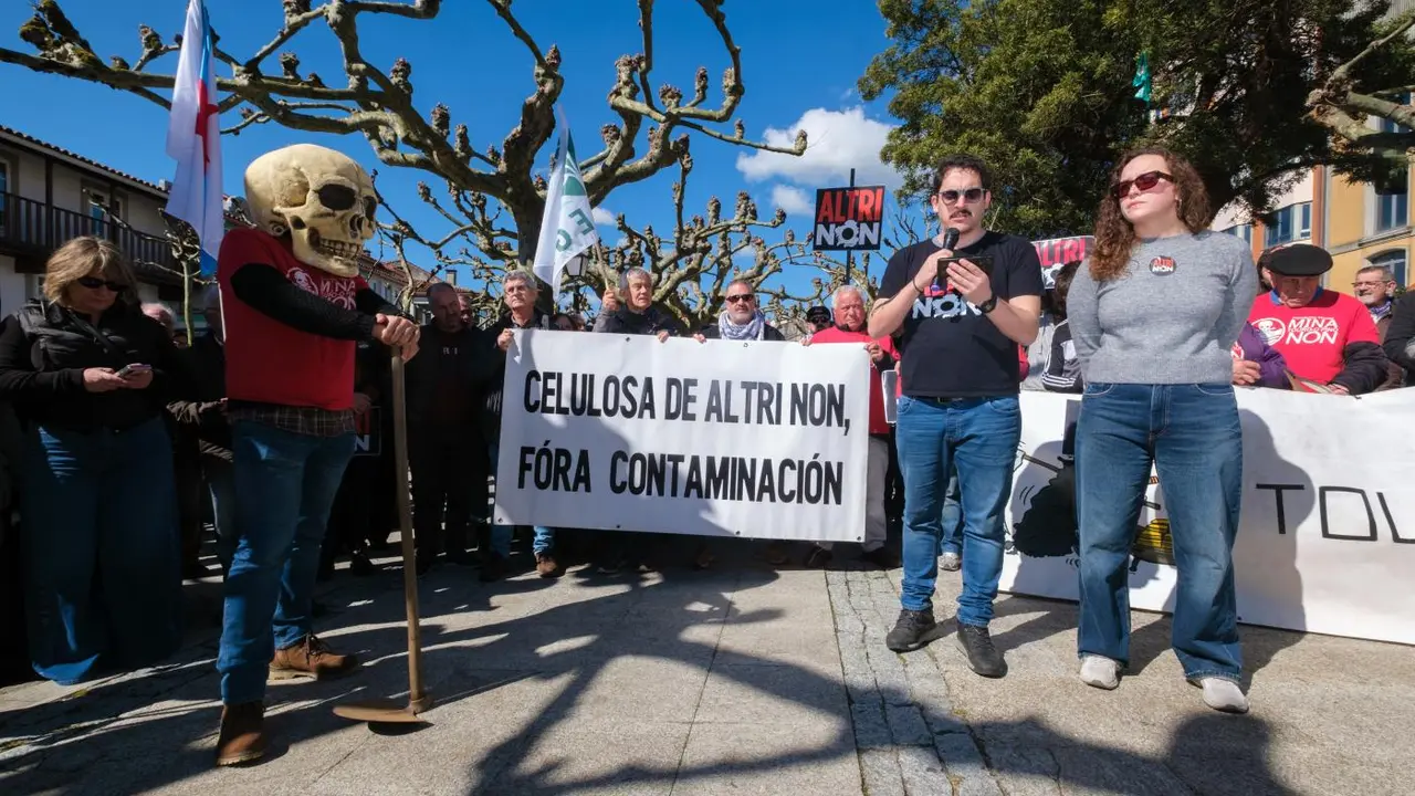 Cientos de personas han llenado la Praza de Galicia de Arz&uacute;a - C&eacute;sar Arxina / Europa Press