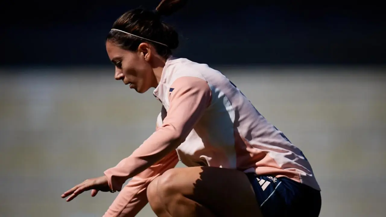 Aitana Bonmat&iacute;, en un entrenamiento de Espa&ntilde;a.  - @SEFutbolFem / X