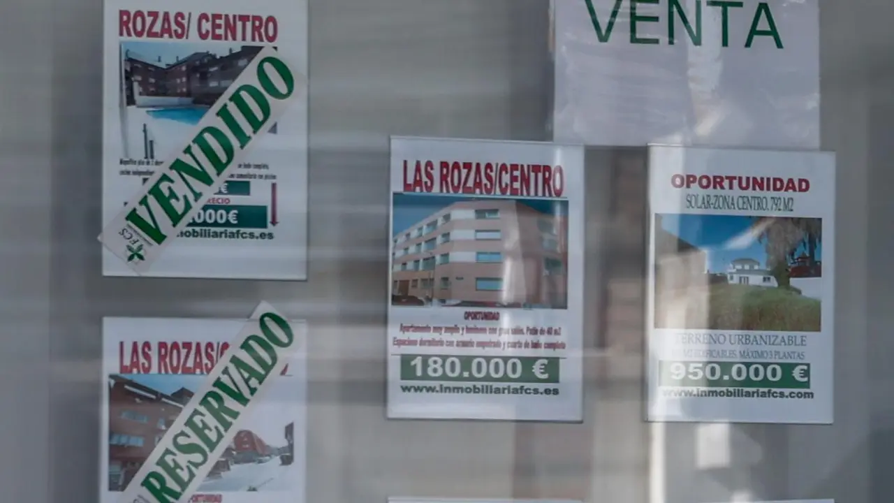 Escaparate de anuncios de viviendas. - Europa Press.