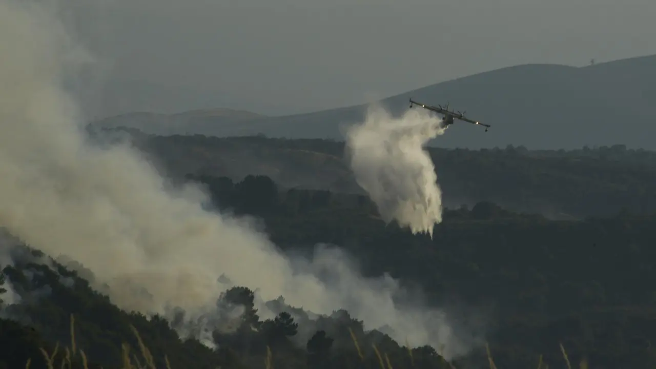 Medios a&eacute;reos de extinci&oacute;n en el incendio de Vilardev&oacute;s (Ourense) - Rosa Veiga / Europa Press