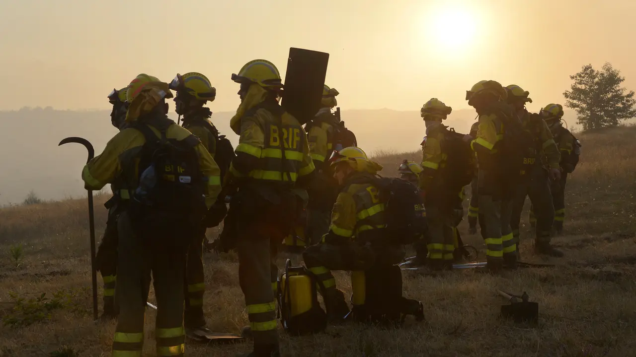 Bomberos trabajan para extinguir el incendio | Rosa Veiga / EP