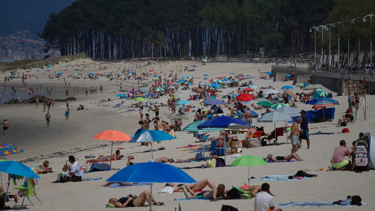 Decenas de personas en la playa de Samil | Europa Press