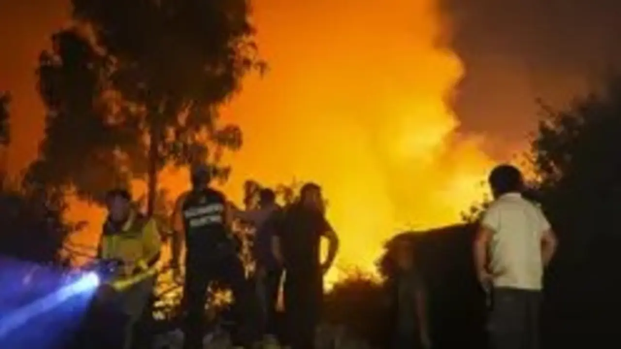 Varias personas tratan de extinguir el fuego en Ponteceso | EP