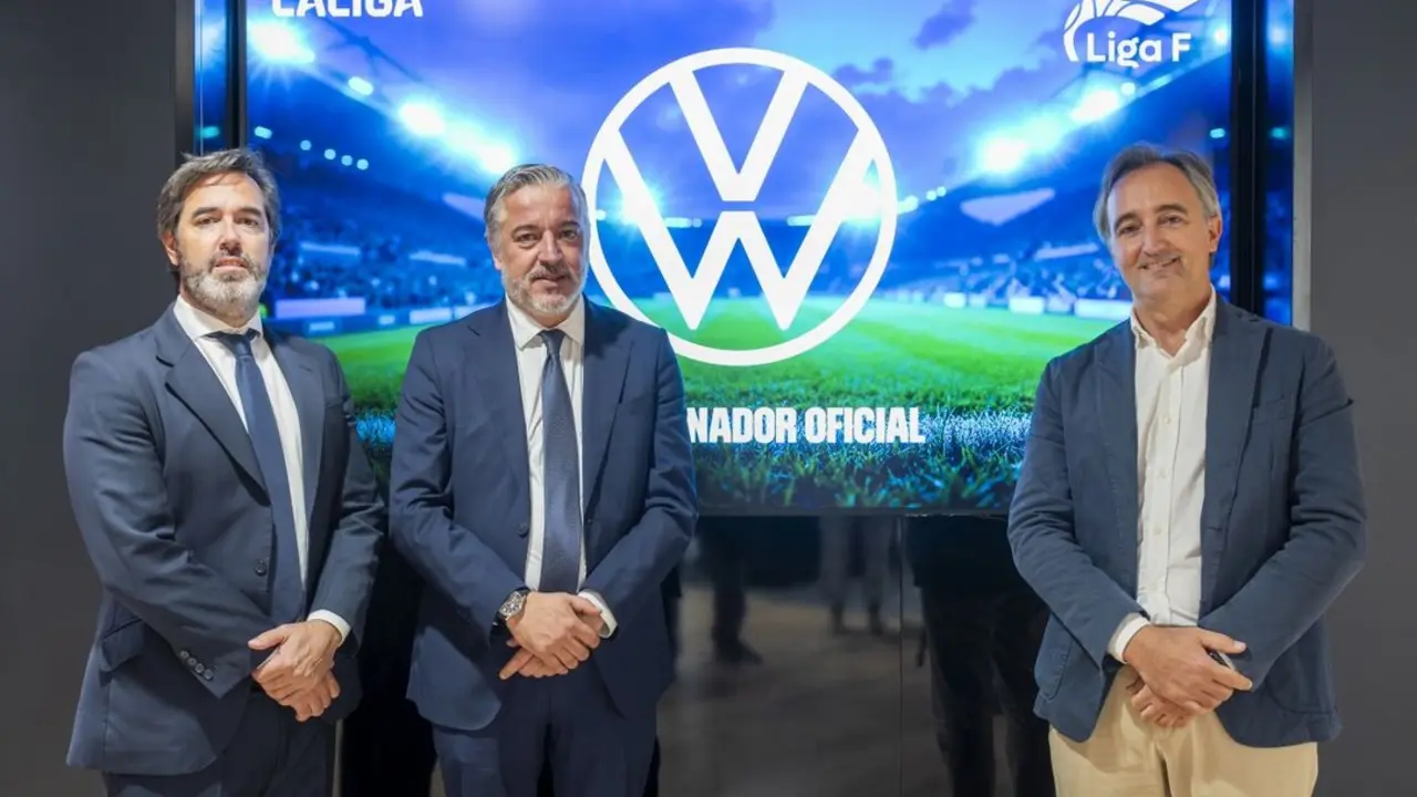 Responsables de Volkswagen LaLiga y Liga F tras la firma del acuerdo | Foto de LaLiga