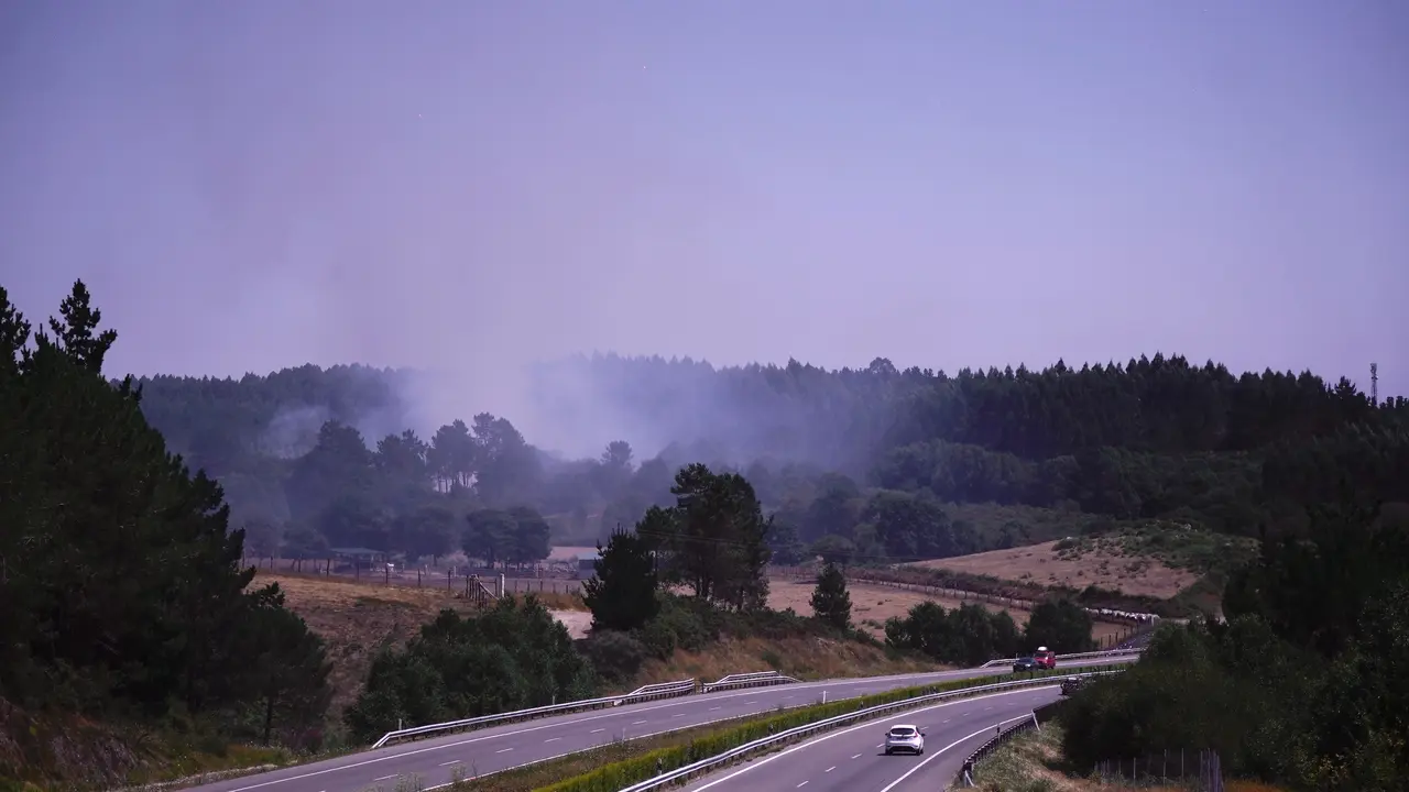 Incendio en la parroquia de Baamonde | Gustavo de la Paz / Europa Press