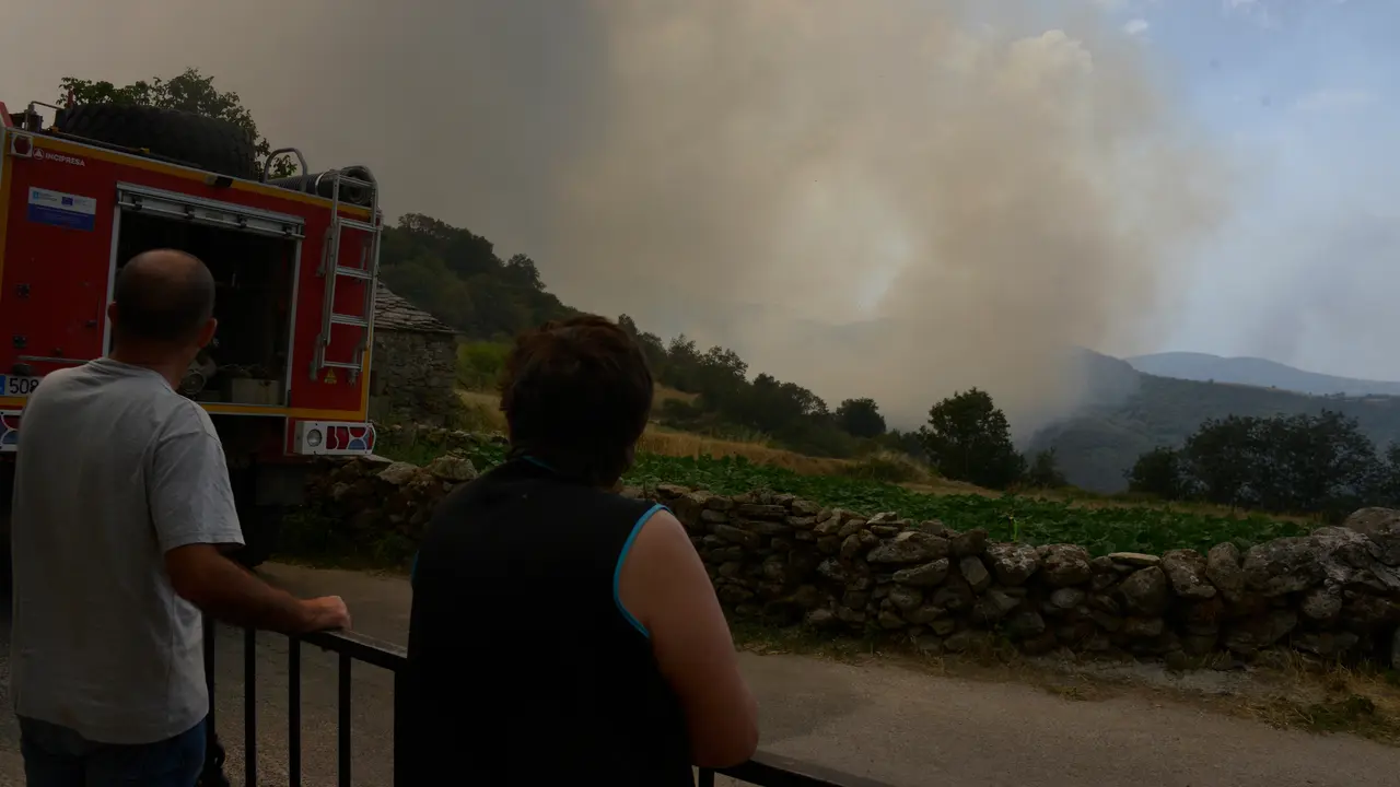 Varias personas observan el incendio en Zamorela | Eueropa Press