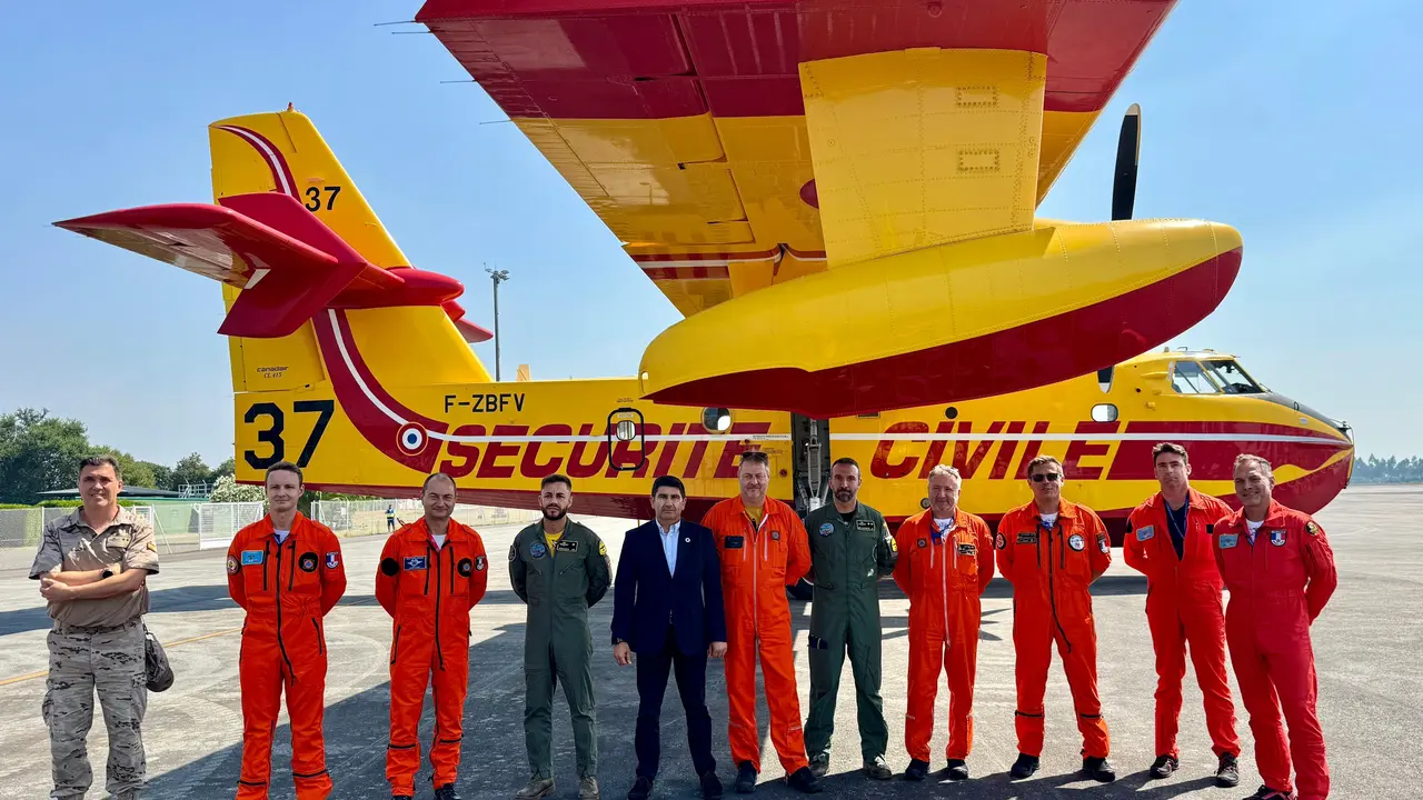 Aterrizan en Santiago los dos hidroaviones franceses. | Europa Press.
