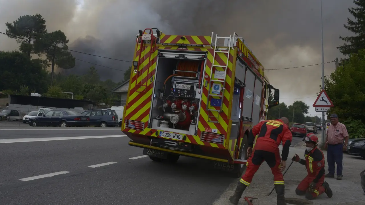Servicios de emergencia trabajan en la extinci&oacute;n del fuego en Seixalbo, Ourense, Galicia. | Rosa Veiga - Europa Press