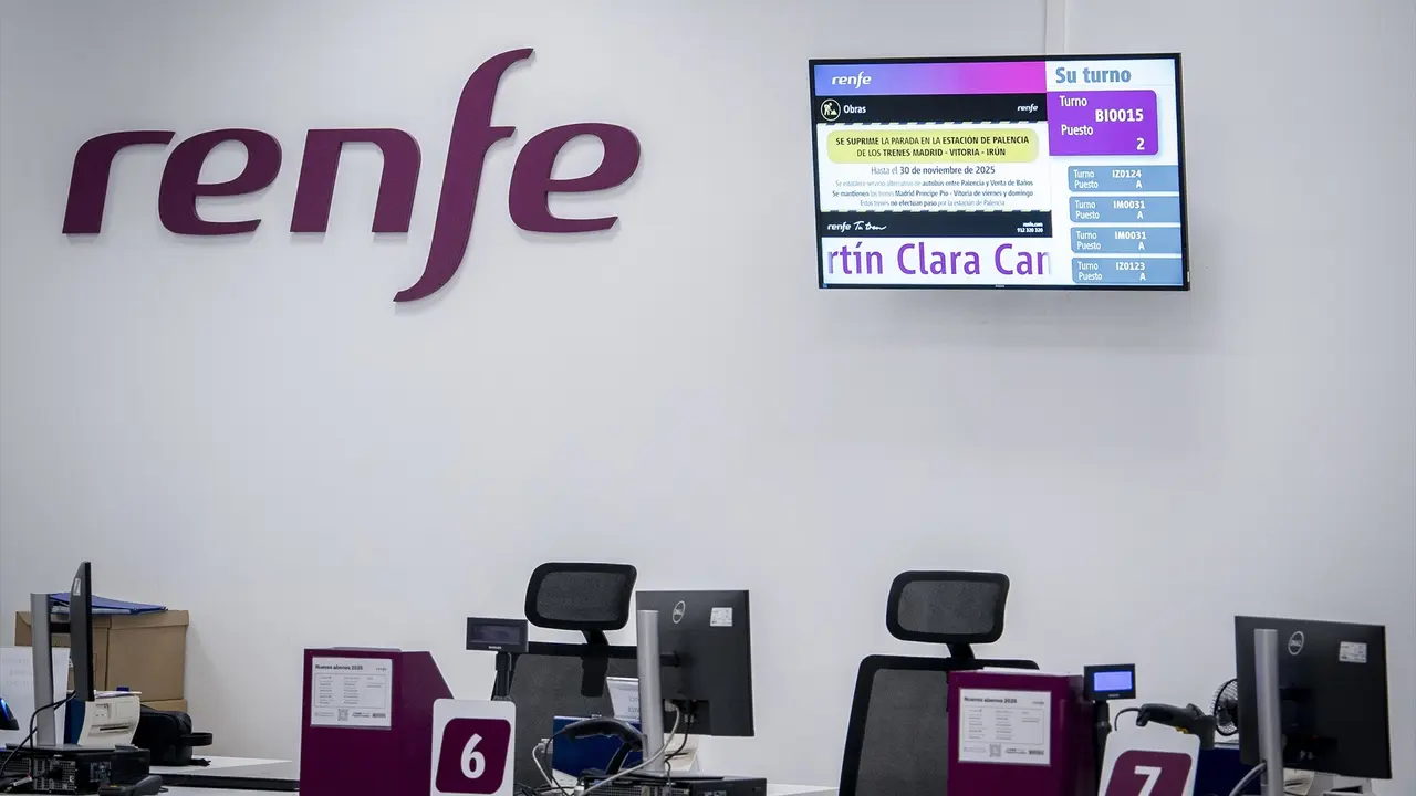 Pantallas con informaci&oacute;n sobre modificaciones en trayectos, en la estaci&oacute;n de Chamart&iacute;n. | EP