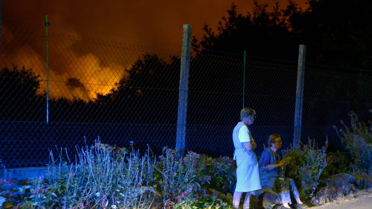 Dos vecinas desveladas por la proximidad del fuego a Rebordondo | Rosa Veiga / Europa Press