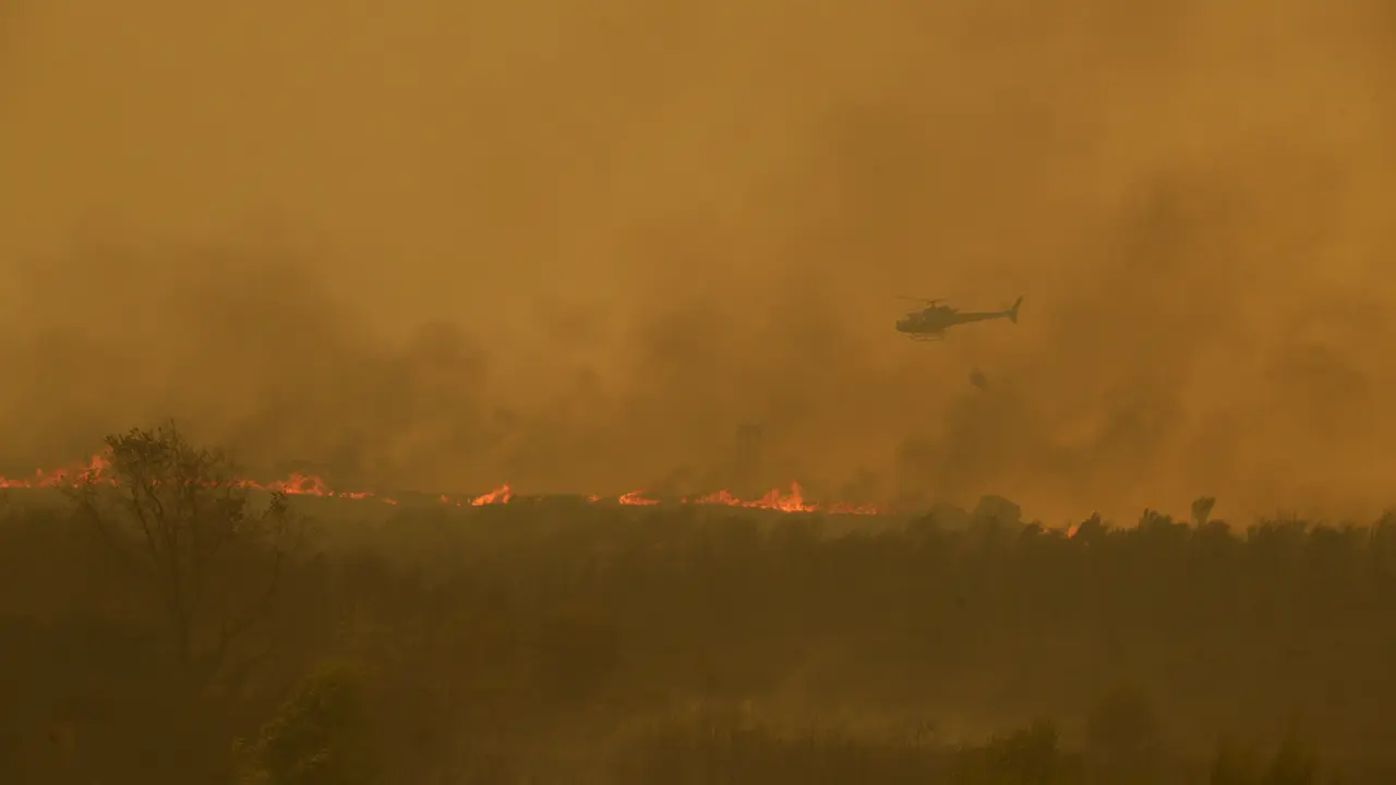 Extinci&oacute;n de fuego reactivado en Carzo&aacute; (Cualedro). Cualedro (Ourense) 15/08/25. Foto Rosa Veiga