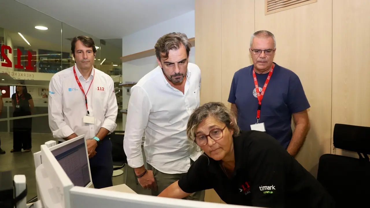 El conselleiro de Presidencia, Xustiza e Deportes, Diego Calvo, durante su visita al Centro Integrado de Atenci&oacute;n a las Emergencias de A Estrada | XUNTA DE GALICIA / Europa Press