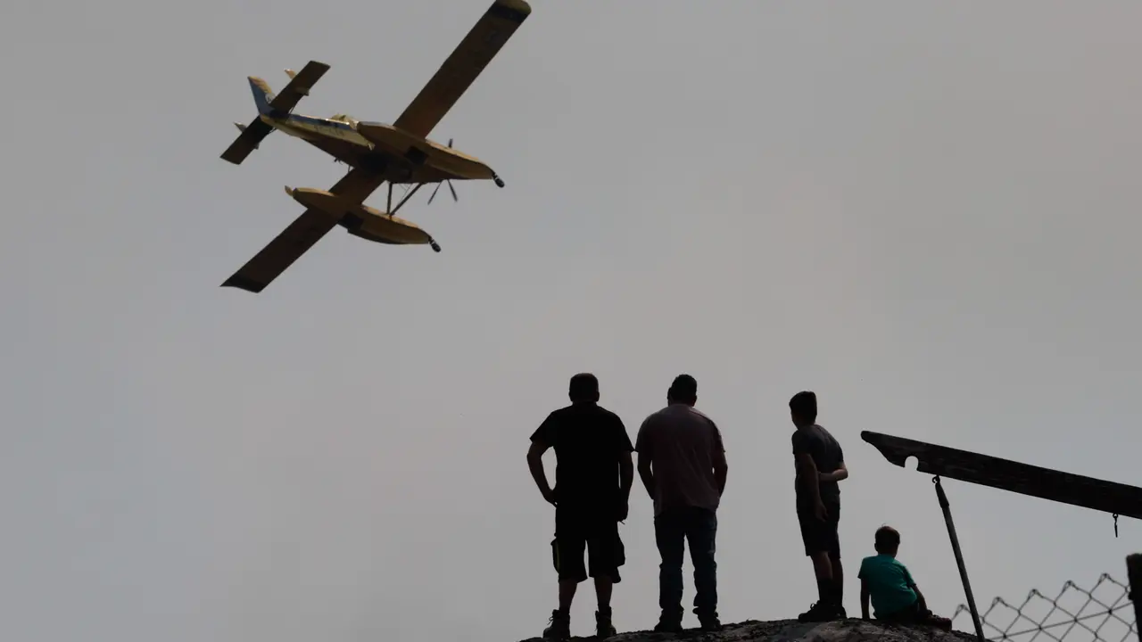 Efectivos a&eacute;reos de los bomberos. | Europa Press.