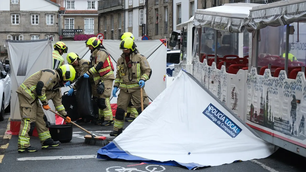 Bomberos en el lugar d&oacute;nde una mujer ha muerto tras ser atropellada por un tren tur&iacute;stico, a 29 de agosto de 2025, en Santiago de Compostela, A Coru&ntilde;a, Galicia (Espa&ntilde;a).
- C&eacute;sar Arxina - Europa Press