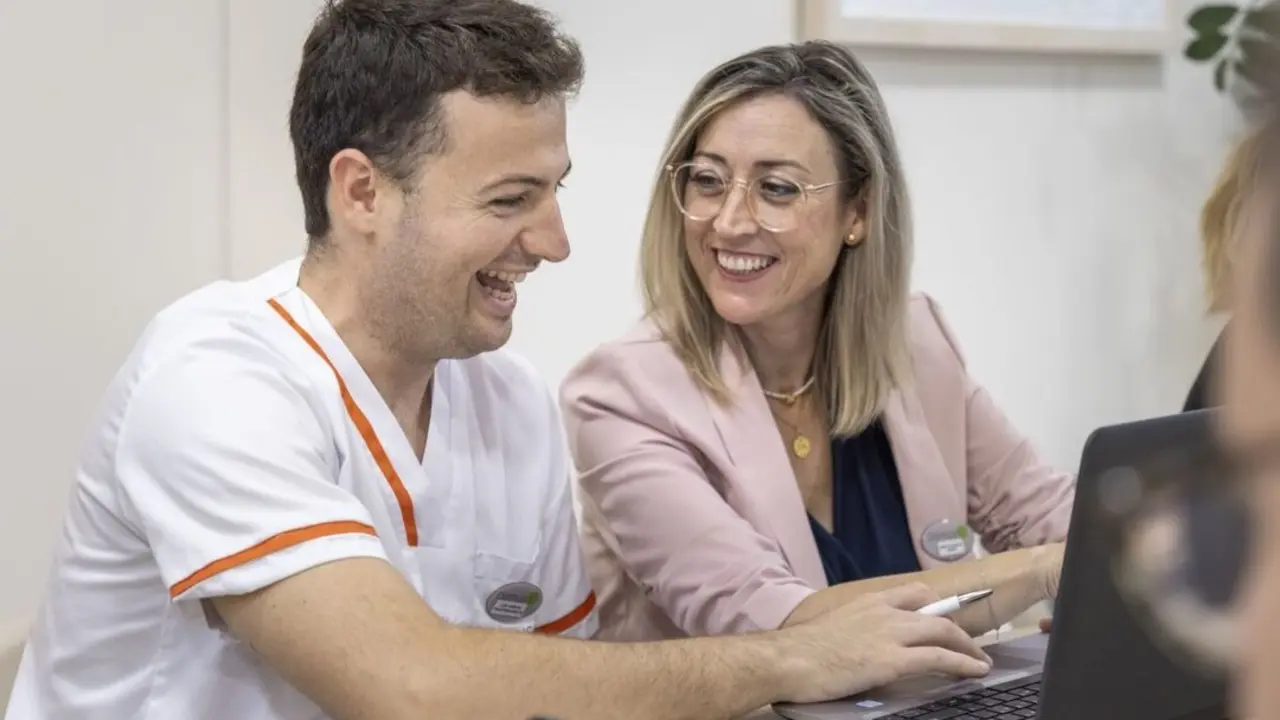 Una docente, junto a uno de los alumnos | Foto de Fundaci&oacute;n DomusVi