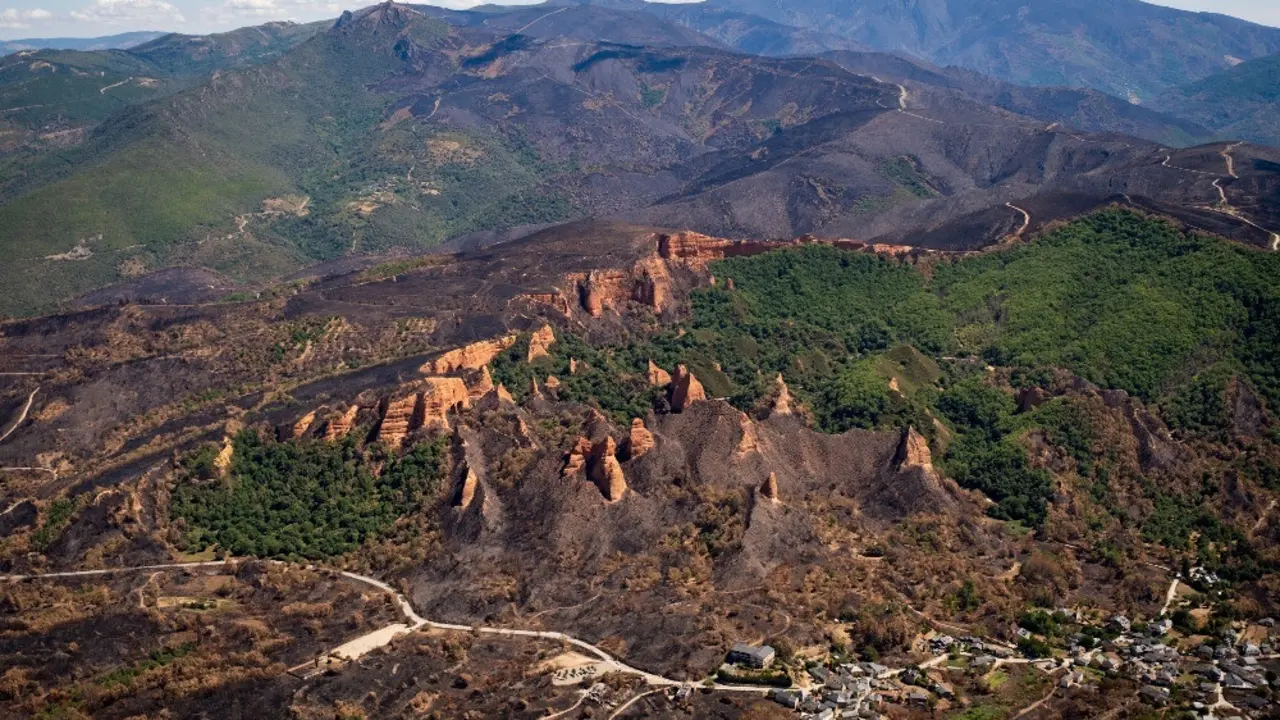 Greenpeace documenta con im&aacute;genes desde el aire las zonas quemadas. | Europa Press.