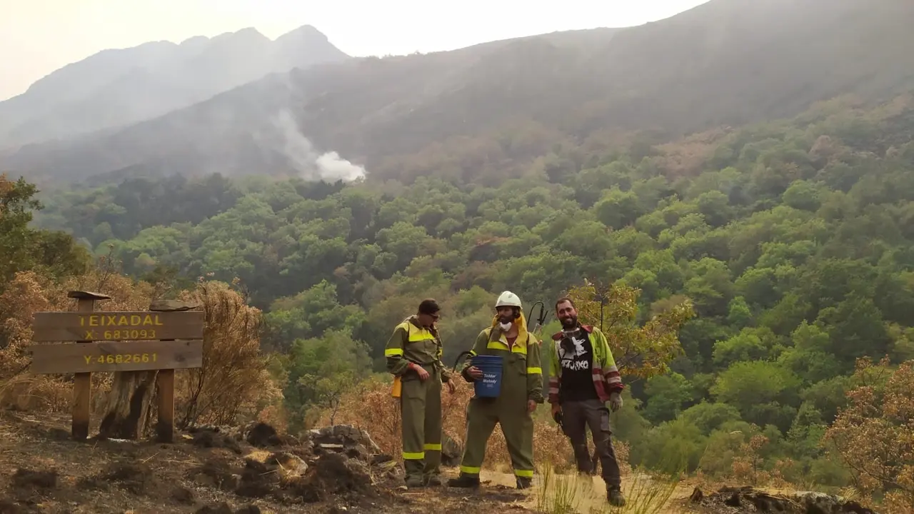 Vecinos y voluntarios llevan una semana organizados en la aldea de Casaio, en Carballeda de Valdeorras (Ourense) | PEDRO DOM&Iacute;NGUEZ