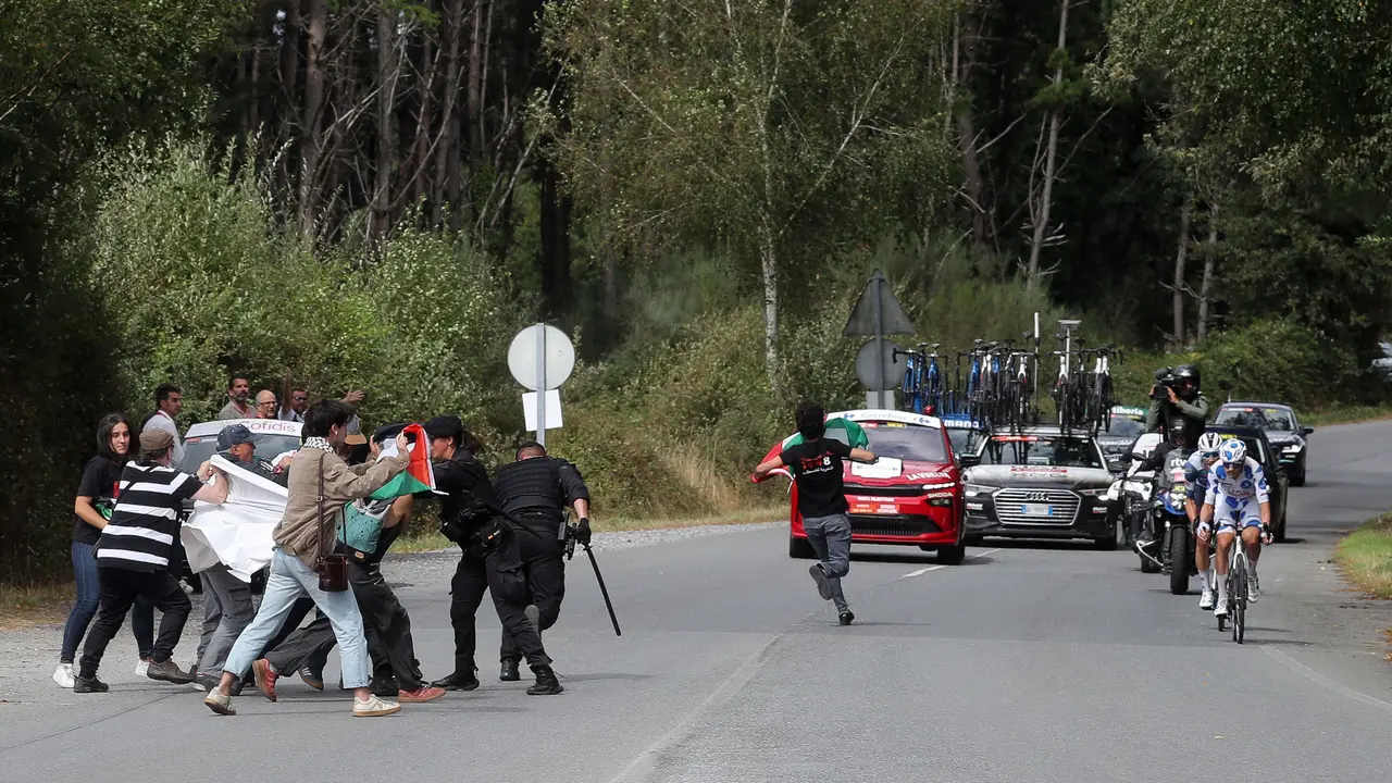 Activistas propalestinos intentan cortar la carretera durante la 15&ordf; etapa de la Vuelta Ciclista a Espa&ntilde;a | Carlos Castro / Europa Press