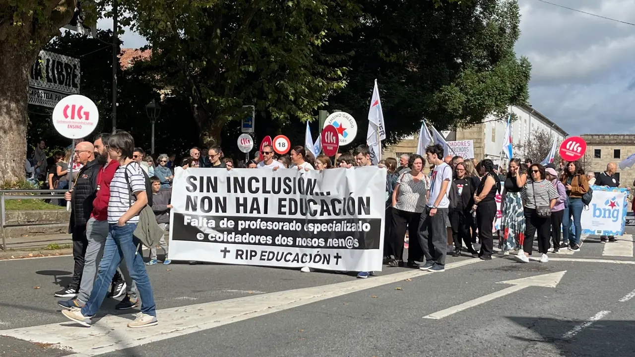Una manifestaci&oacute;n recorre las calles de Santiago de Compostela para pedir "menos recortes" en educaci&oacute;n, a 13 de septiembre de 2025 | EUROPA PRESS