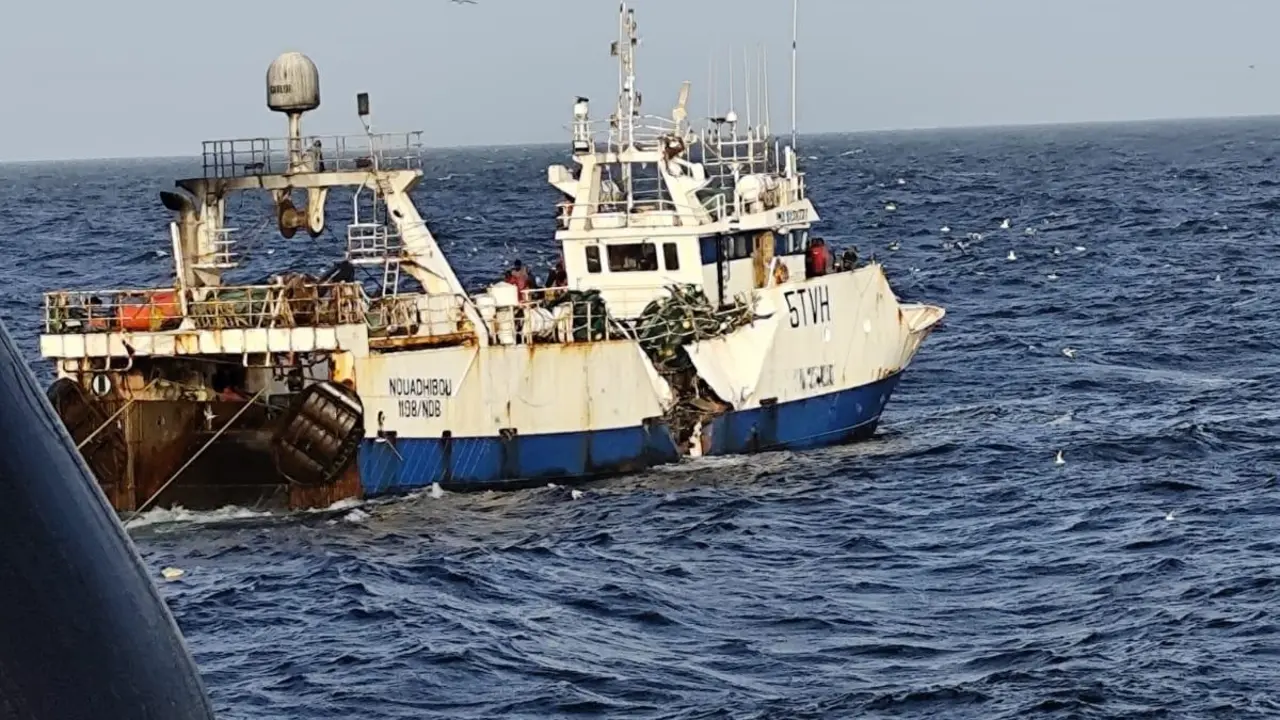 El 'Tafra 3' tras el choque de otro buque en Mauritania. | Europa Press.