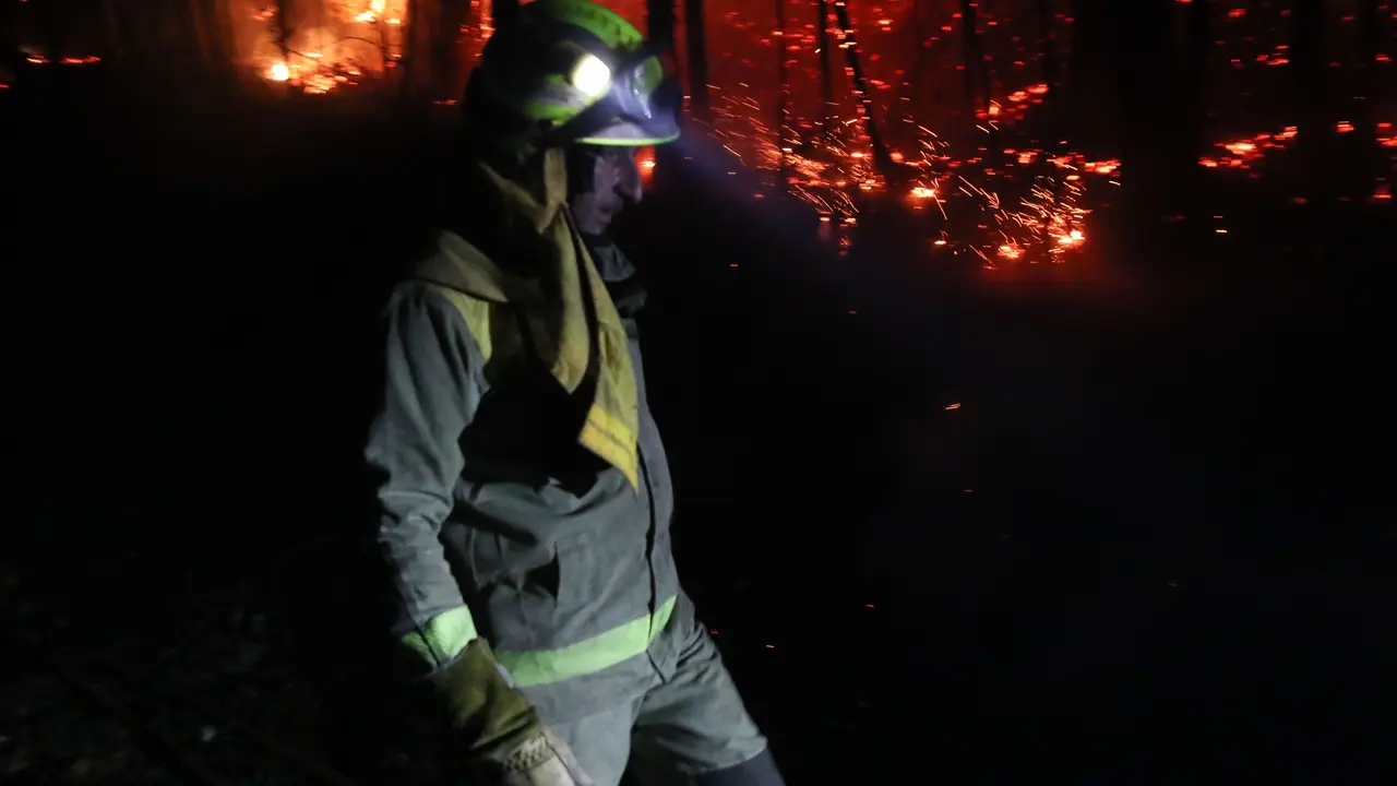Un bomberos en las labores de extinci&oacute;n. | Europa Press.
