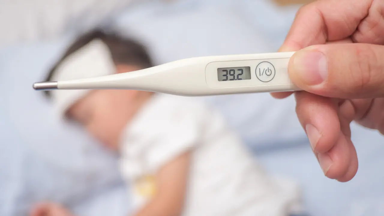 Un ni&ntilde;o con fiebre.