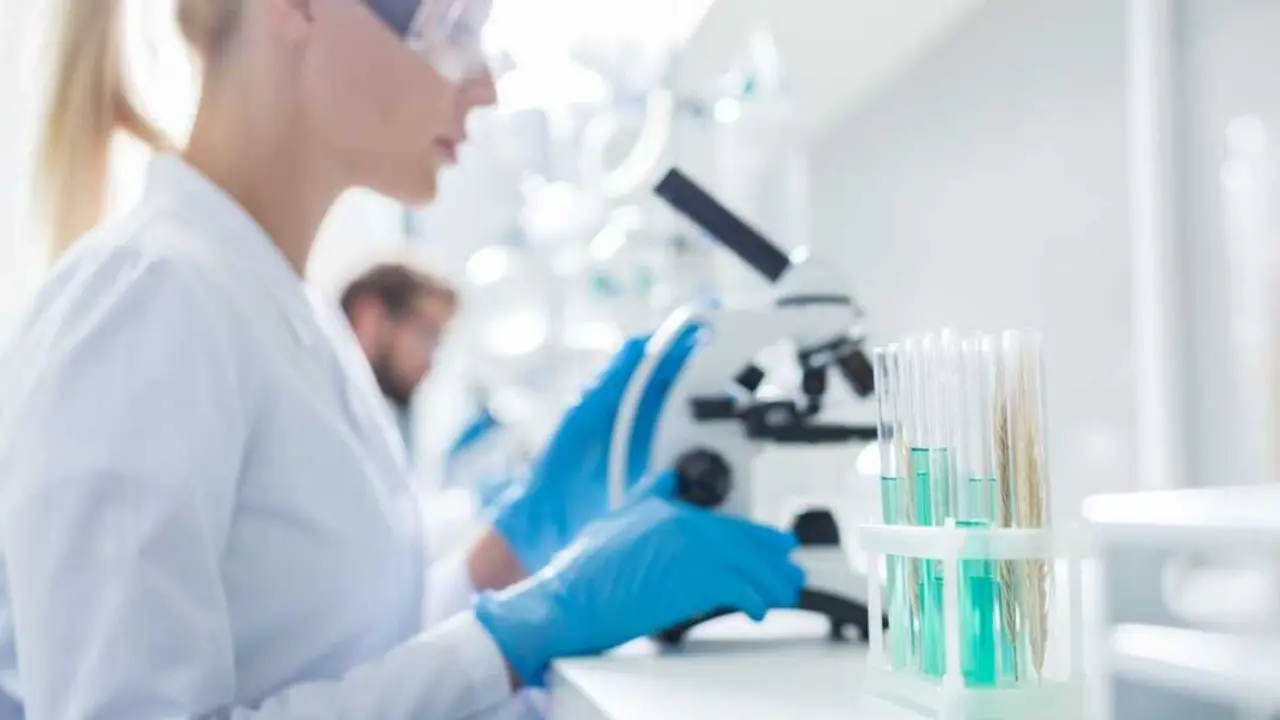 Investigadora en un laboratorio | Foto de 123RF/shevchukandrey
