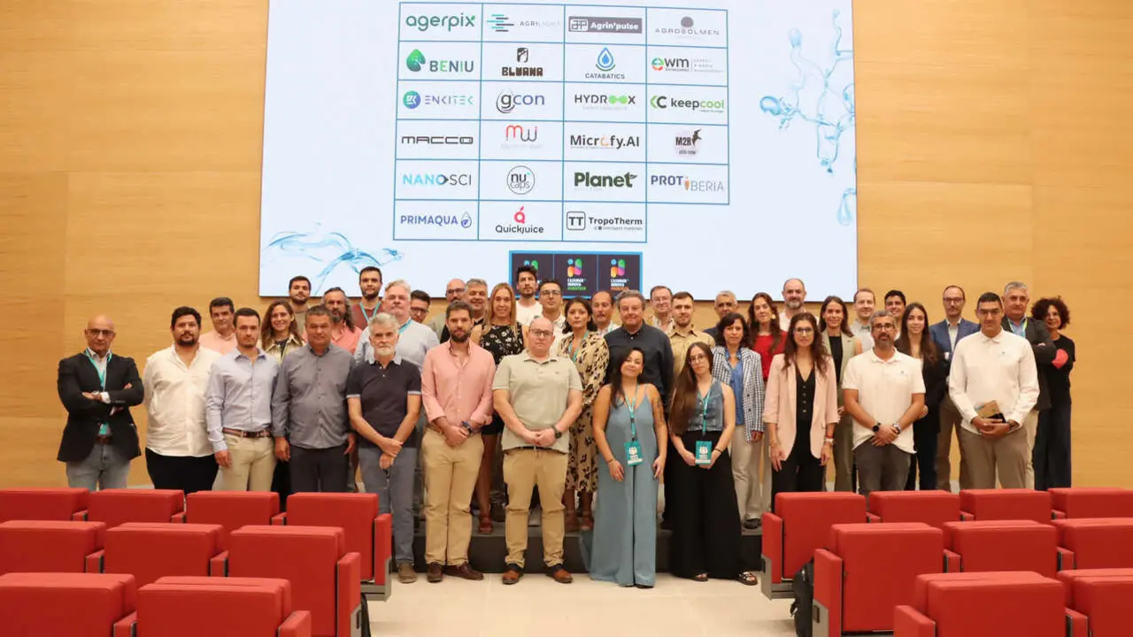 Foto de familia de los responsables de las empresas seleccionadas con los profesionales de Cajamar.