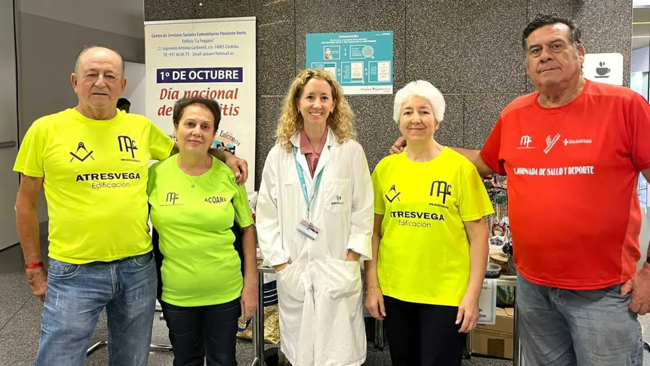La doctora Amalia Gil, reumat&oacute;loga del Hospital Quir&oacute;nsalud C&oacute;rdoba, junto a representantes de Acoare. | Quir&oacute;nsalud