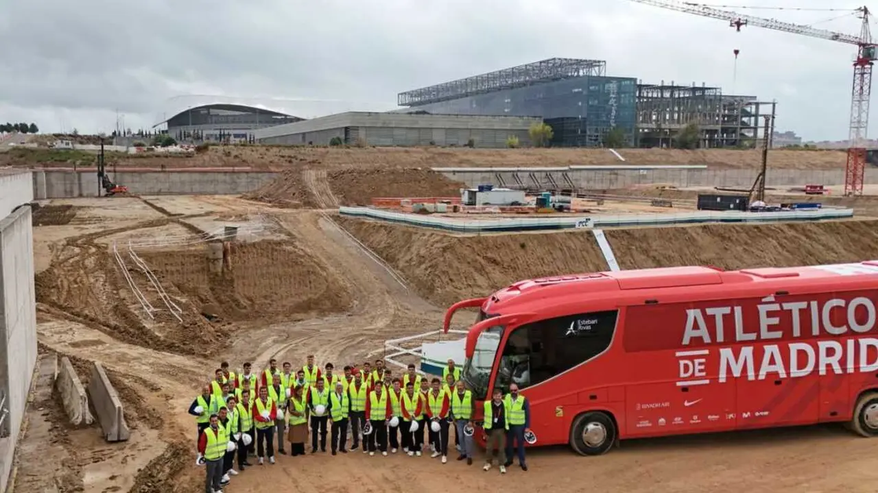 Los jugadores del Atl&eacute;tico de Madrid, en las obras de la Ciudad del Deporte | Foto de Atl&eacute;tico de Madrid