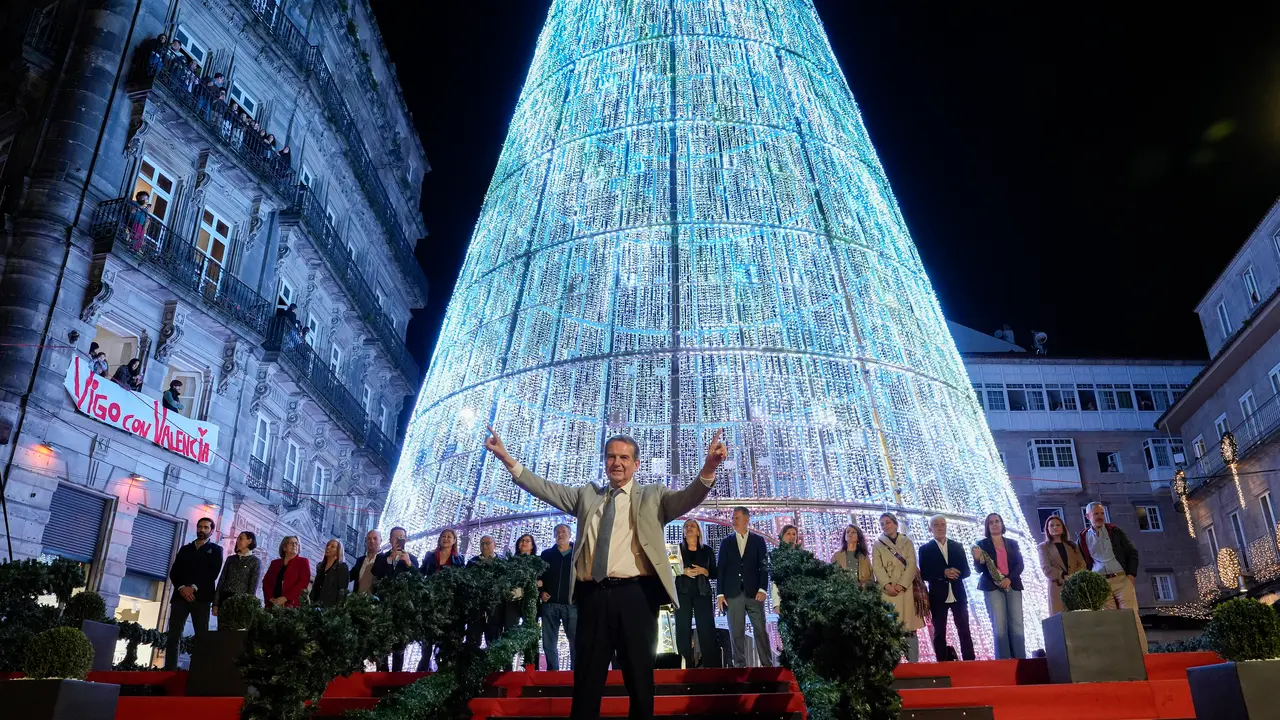 El alcalde de Vigo, Abel Caballero, durante el encendido de las luces de Navidad | Adri&aacute;n Irago / Europa Press