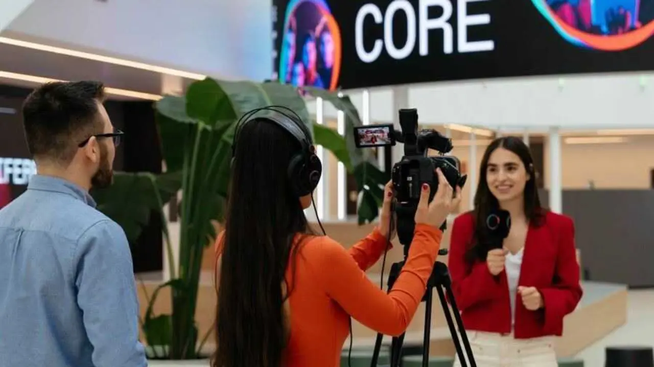 Unos empleados televisivos realizan una grabaci&oacute;n. | The Core
