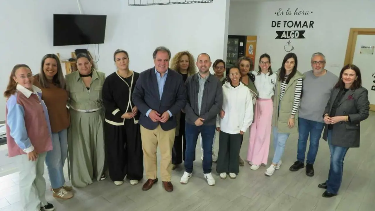 Visita del delegado de Empleo, Empresa y Trabajo Aut&oacute;nomo, Juan Carlos Duarte, a alumnas que participan en diferentes acciones formativas del programa 'Preparadas'. | J.A.