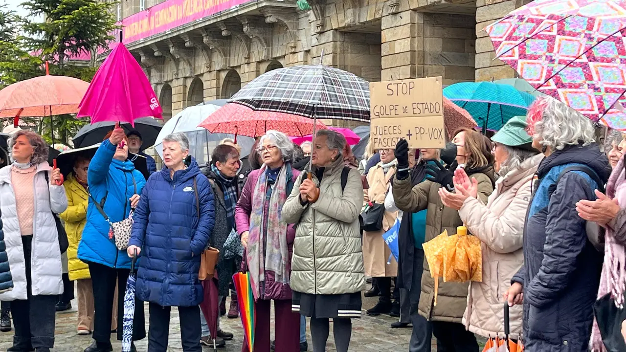 Una pancarta en la concentraci&oacute;n en apoyo al fiscal general: 'Stop golpe de Estado' | EUROPA PRESS GALICIA