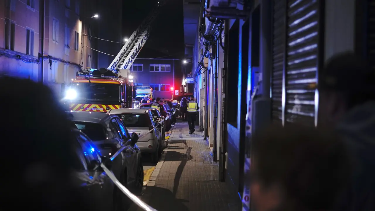 Varios servicios de emergencia trabajan en la calle del edificio afectado por el fuego.
- Gustavo de la Paz - Europa Press