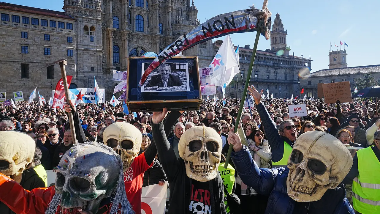 Cientos de personas durante una nueva protesta contra la empresa de celulosa Altri | &Aacute;lvaro Ballesteros / Europa Press