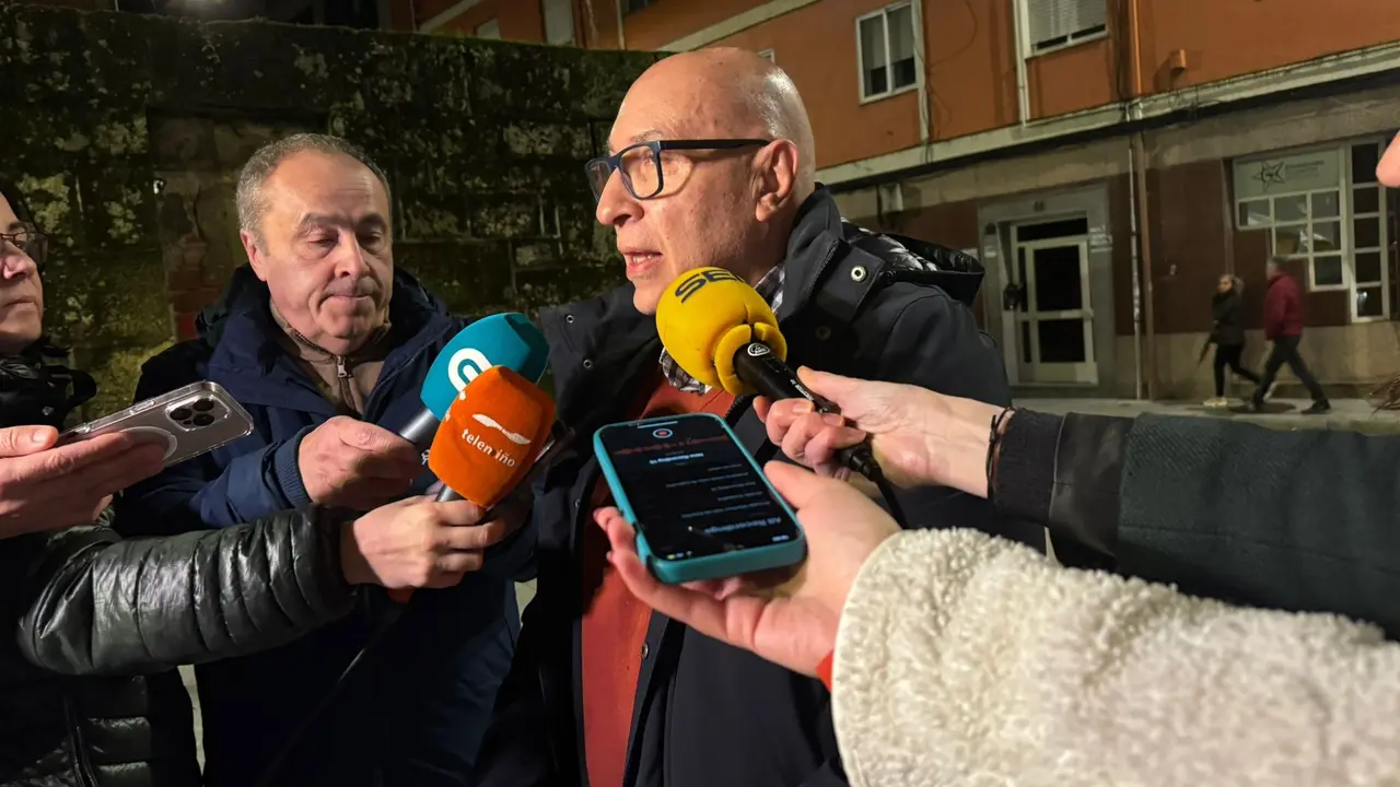 El alcalde de Barbad&aacute;s, Xos&eacute; Carlos Valc&aacute;rcel, frente a la sede provincial del PSdeG en Ourense
- EUROPAPRESS