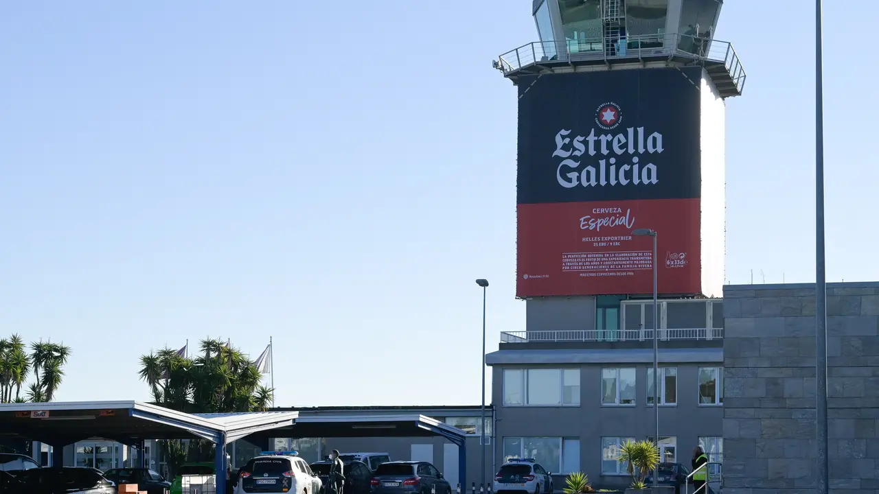 Guardia civil en la terminal deA Coru&ntilde;a
l aeropuerto de Alvedro 
19/11/2021
Foto: M. Dylan / Europa Press