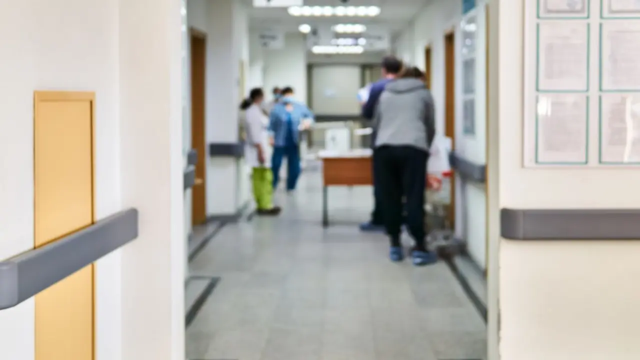 Pacientes en el pasillo de un hospital | Foto de 123RF/haritonoff